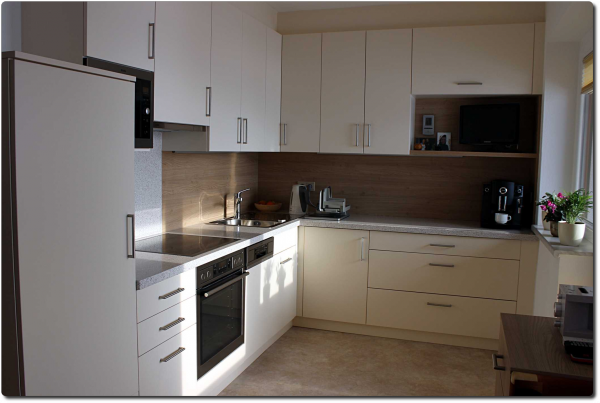 kleine Küche, in weiß, mit Herd, TV, Rondellschubfach, Kühlschrank